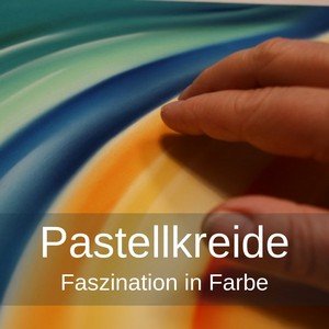 gelbgrüne Kreisform, malende Finger